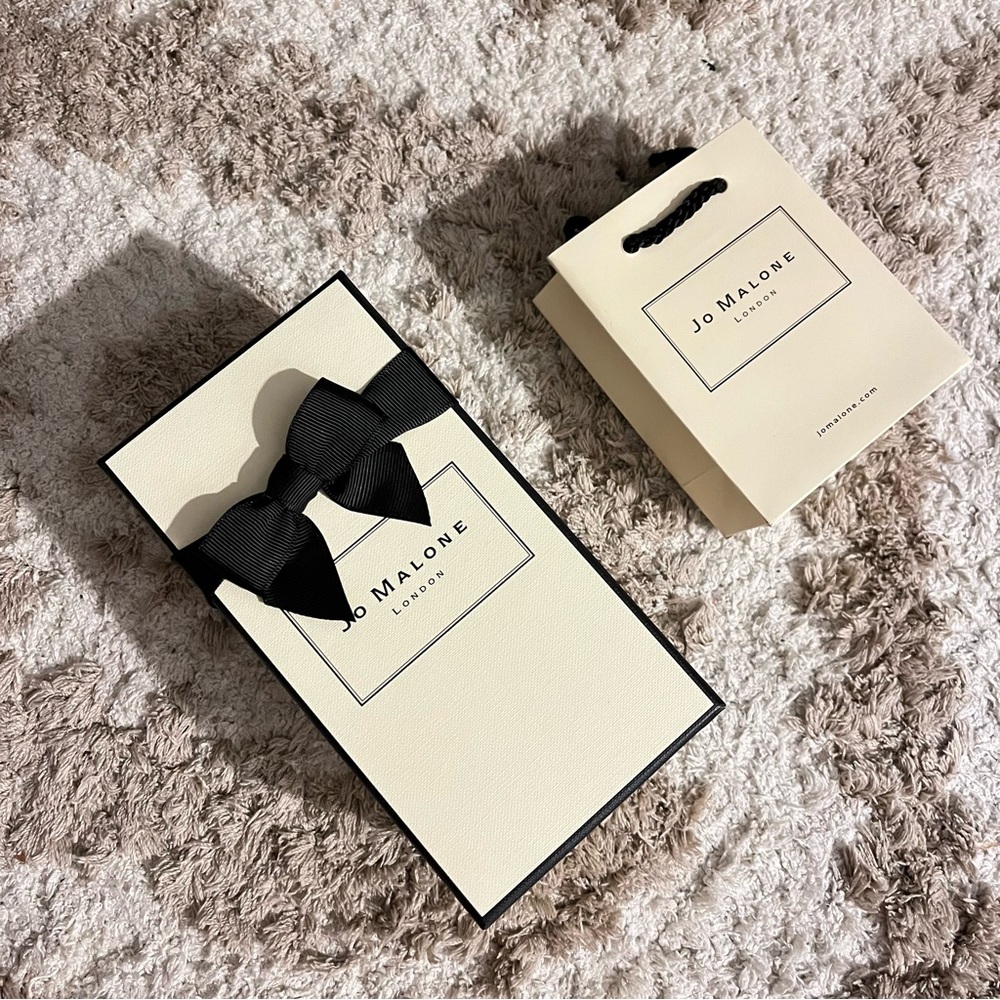 Jo Malone gift box gift wrap ribbon